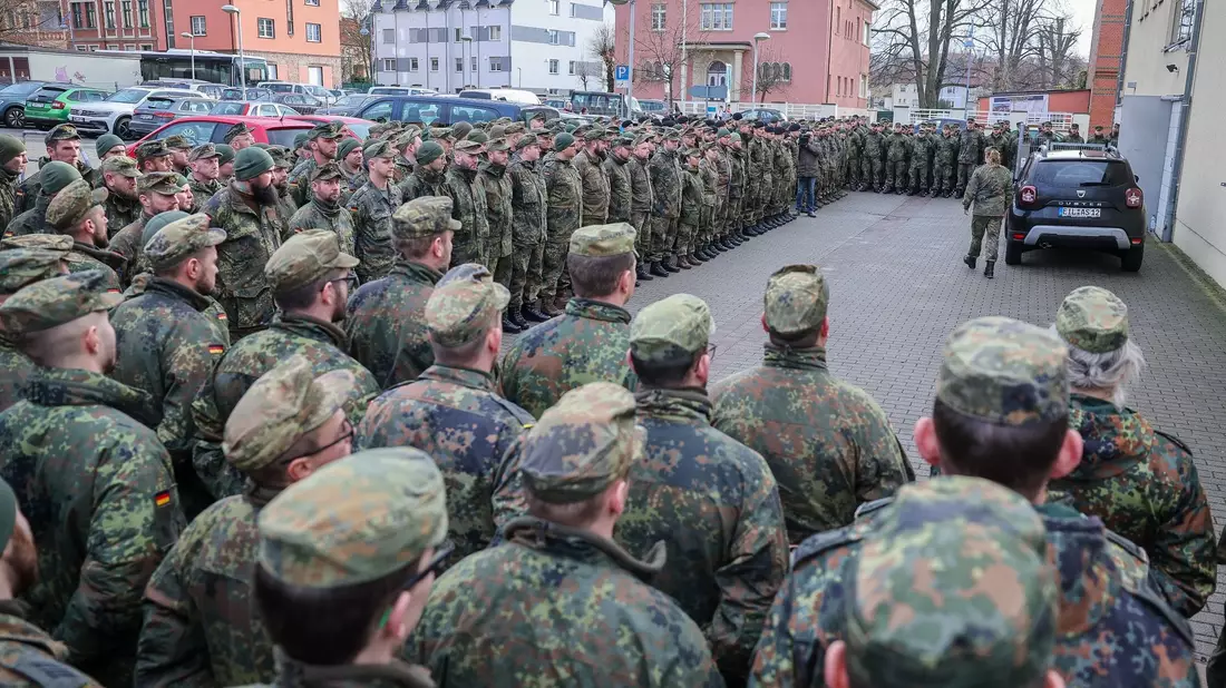Soldaten der Bundeswehr treten vor ihrem Einsatz in Sangeshausen zu einer Einweisung an. - Bild: Jan Woitas/dpa