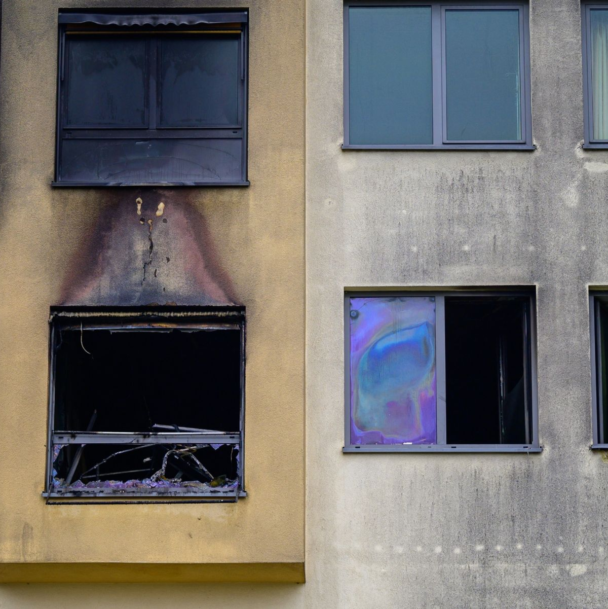 Das Feuer war am späten Donnerstagabend im dritten Stock der Klinik ausgebrochen. - Foto: Philipp Schulze/dpa