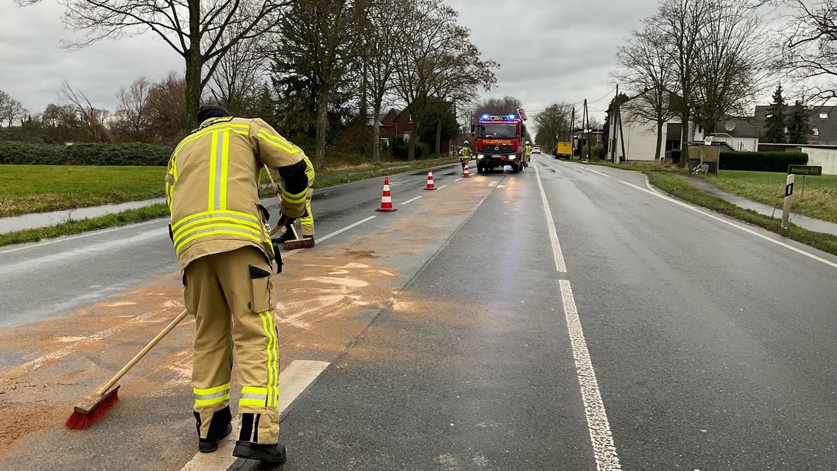 FW Alpen: Ölspur auf der B57 - Foto: presseportal.de