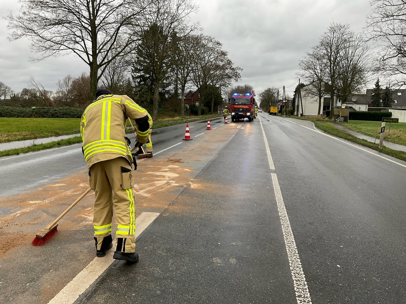 FW Alpen: Ölspur auf der B57 - Foto: presseportal.de