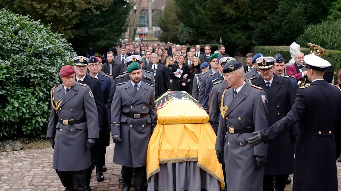 Der Trauerzug hat den Waldbachfriedhof erreicht. - Bild: Philipp von Ditfurth/dpa/Pool/dpa