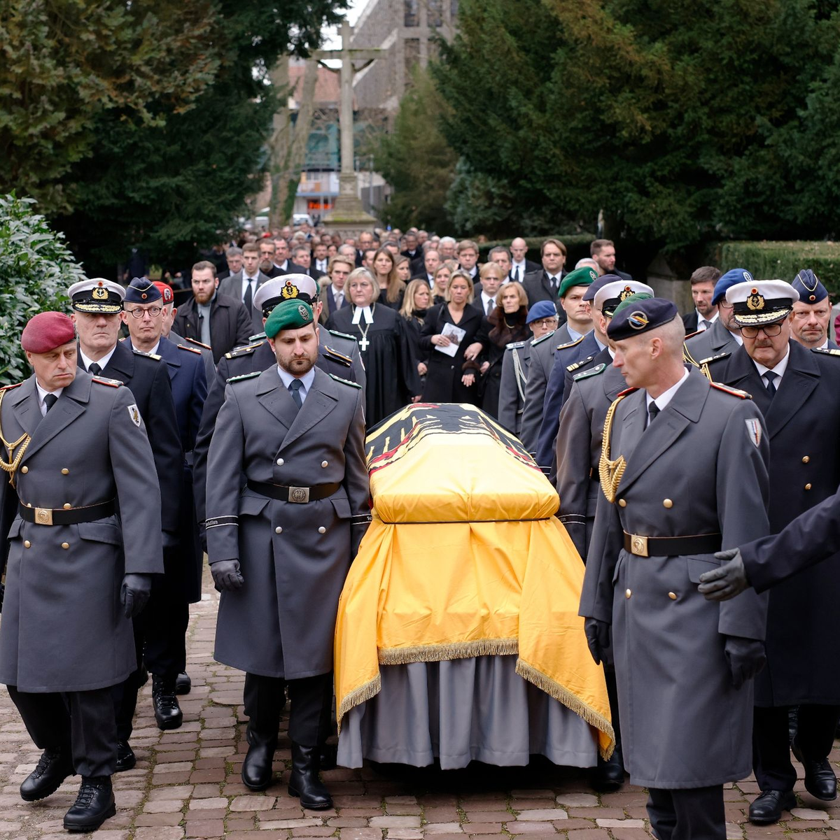 Der Trauerzug hat den Waldbachfriedhof erreicht. - Foto: Philipp von Ditfurth/dpa/Pool/dpa