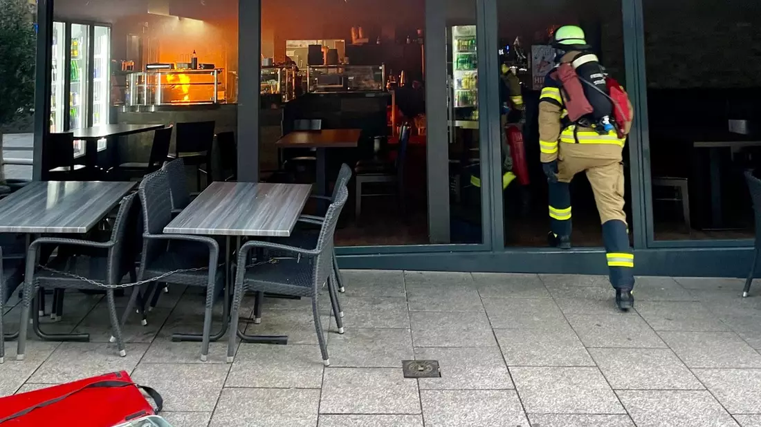 FW Stuttgart: Brennende Fritteuse in Gaststätte - Bild: presseportal.de