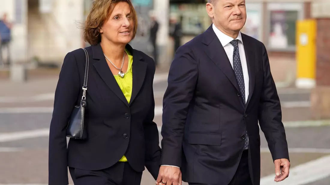 Bundeskanzler Olaf Scholz (SPD, r) und seine Ehefrau Britta Ernst feierten im Dezember 2023 feierten Silberhochzeit. - Bild: Marcus Brandt/dpa