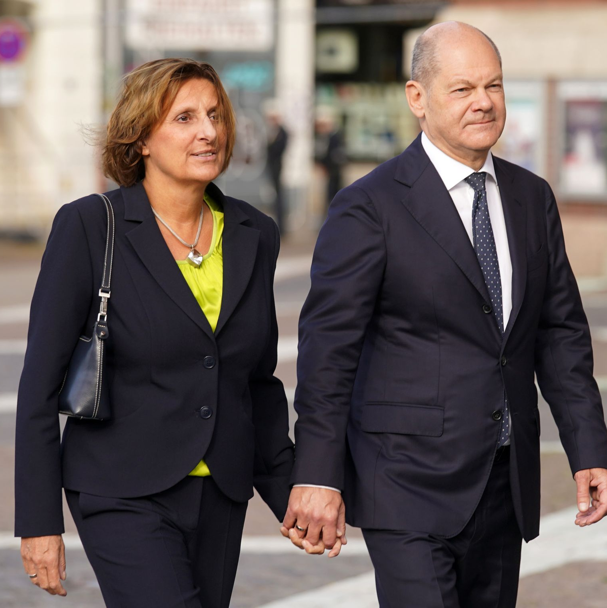 Bundeskanzler Olaf Scholz (SPD, r) und seine Ehefrau Britta Ernst feierten im Dezember 2023 feierten Silberhochzeit. - Foto: Marcus Brandt/dpa