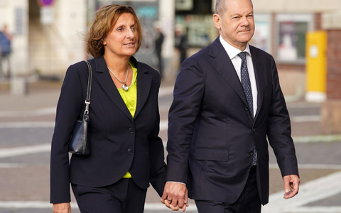 Bundeskanzler Olaf Scholz (SPD, r) und seine Ehefrau Britta Ernst feierten im Dezember 2023 feierten Silberhochzeit. - Foto: Marcus Brandt/dpa