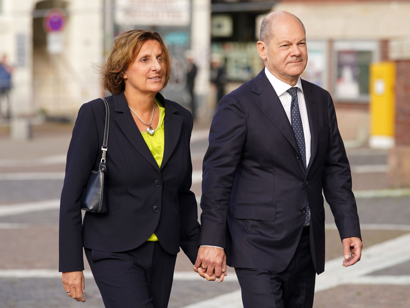 Bundeskanzler Olaf Scholz (SPD, r) und seine Ehefrau Britta Ernst feierten im Dezember 2023 feierten Silberhochzeit. - Foto: Marcus Brandt/dpa