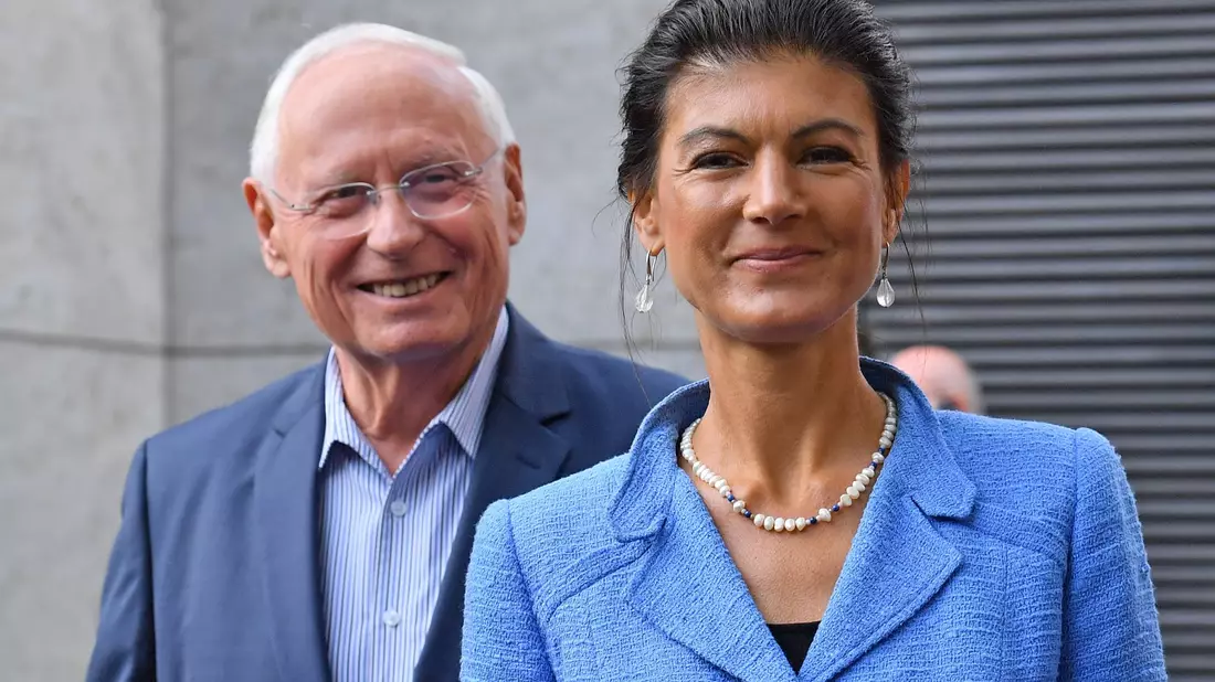 Sahra Wagenknecht, damals nordrhein-westfälische Spitzenkandidatin der Linken für den Bundestag, und ihr Ehemann und Politiker Oskar Lafontaine: Ihre Beziehung wird 2011 öffentlich gemacht. - Bild: Martin Schutt/dpa-Zentralbild/dpa