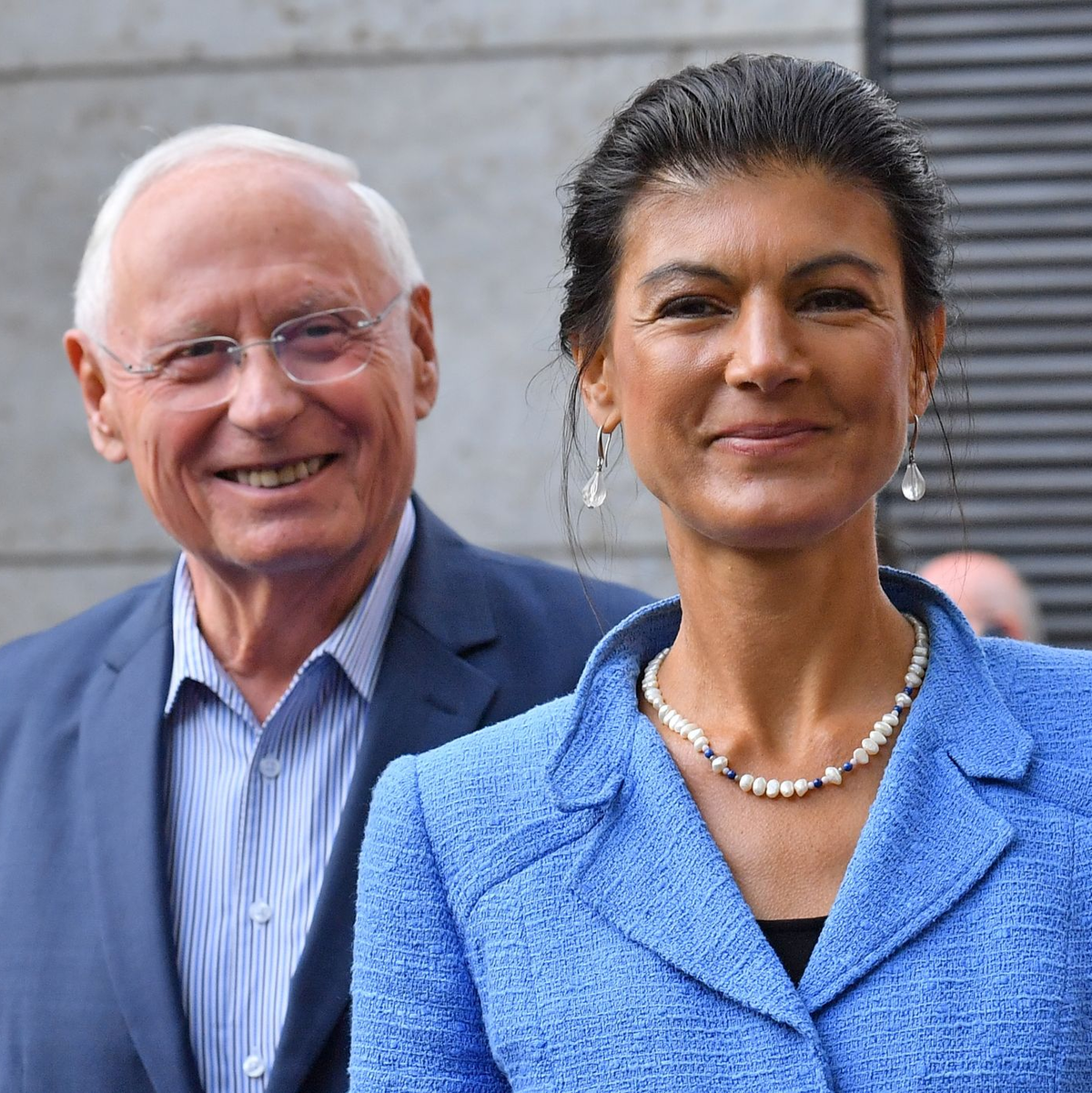 Sahra Wagenknecht, damals nordrhein-westfälische Spitzenkandidatin der Linken für den Bundestag, und ihr Ehemann und Politiker Oskar Lafontaine: Ihre Beziehung wird 2011 öffentlich gemacht. - Foto: Martin Schutt/dpa-Zentralbild/dpa