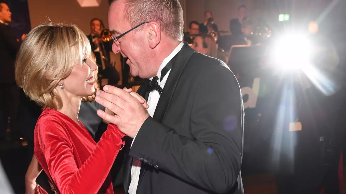 Boris Pistorius (SPD), damals Innenminister von Niedersachsen, und Doris Schröder-Köpf, Landtagsabgeordnete in Niedersachsen, tanzen 2018 im Hotel Adlon. - Bild: Jens Kalaene/dpa