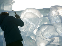 Ein Teilnehmer des Wettbewerbs arbeitet an einer Eisskulptur beim Internationalen Eisskulpturenwettbewerb. - Foto: Wang Jianwei/XinHua/dpa