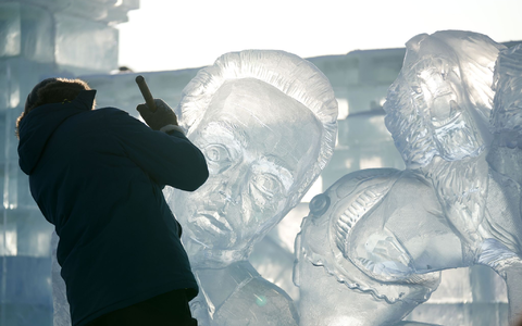 Ein Teilnehmer des Wettbewerbs arbeitet an einer Eisskulptur beim Internationalen Eisskulpturenwettbewerb. - Foto: Wang Jianwei/XinHua/dpa