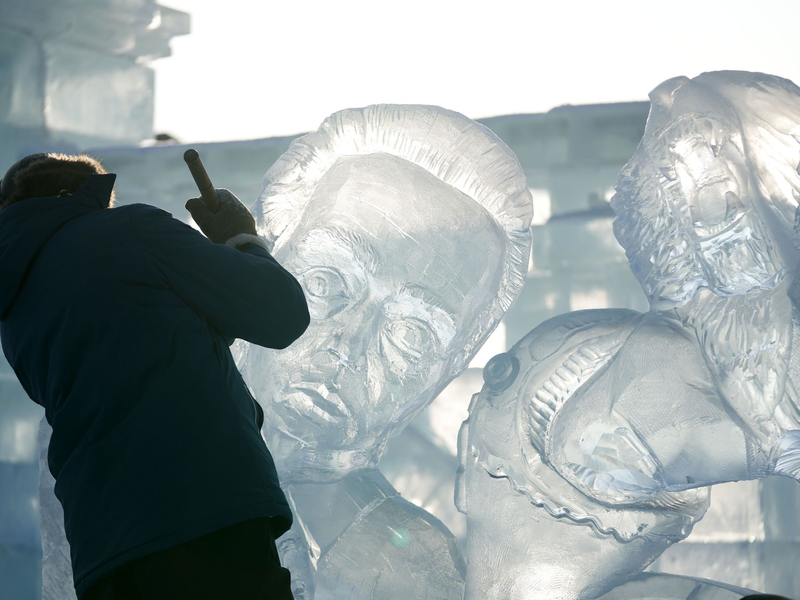 Ein Teilnehmer des Wettbewerbs arbeitet an einer Eisskulptur beim Internationalen Eisskulpturenwettbewerb. - Foto: Wang Jianwei/XinHua/dpa