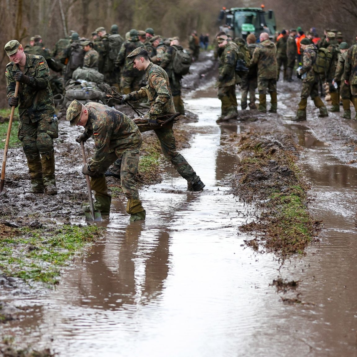 Soldatinnen und Soldaten der Bundeswehr sichern einen Deich an der Helme in Sachsen-Anhalt mit Sandsäcken. - Foto: Jan Woitas/dpa