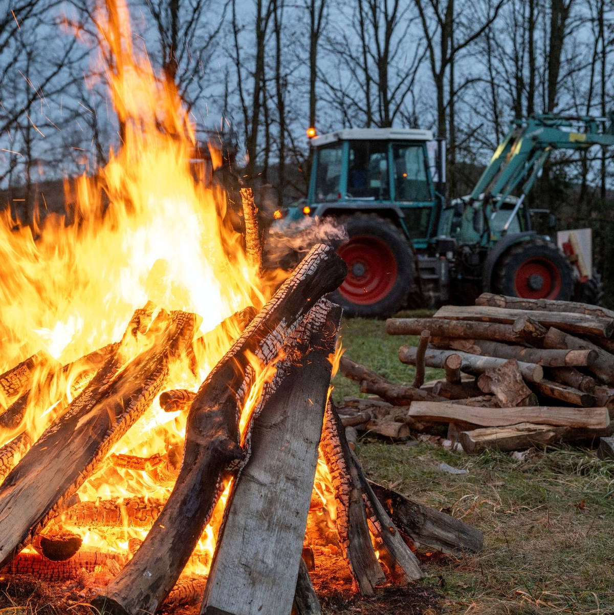An der Bundesstraße 303 in Burgpeppach sowie rund 14 weiteren Orten in Franken demonstrieren Landwirte gegen geplante Kürzungen der Agrardiesel-Subventionen. - Foto: Pia Bayer/dpa