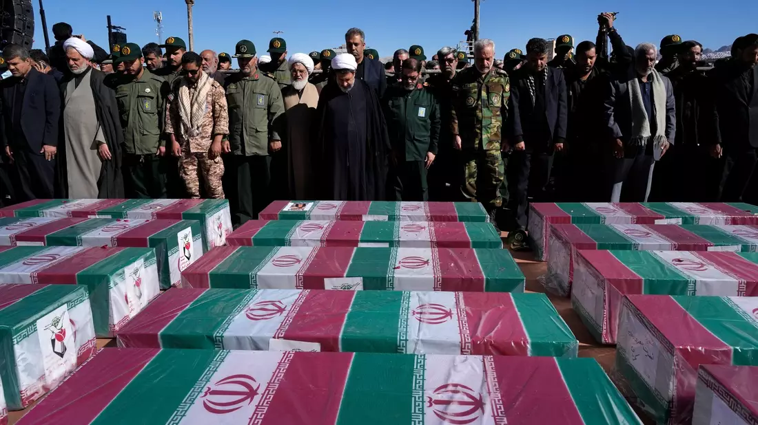 Trauernde beten bei einer Trauerzeremonie für die Anschlagsopfer im Iran. - Bild: Vahid Salemi/AP/dpa