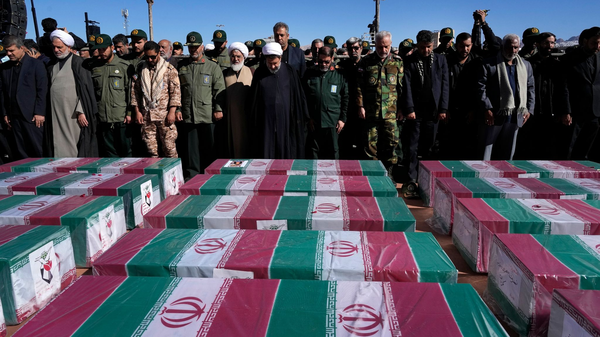 Trauernde beten bei einer Trauerzeremonie für die Anschlagsopfer im Iran. - Foto: Vahid Salemi/AP/dpa