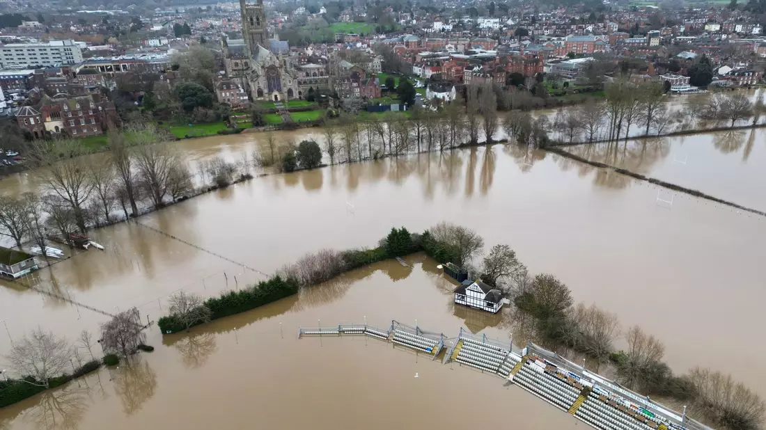 Der Worcestershire Cricket Ground ist nach starken Regenfällen überschwemmt. - Bild: David Davies/PA Wire/dpa