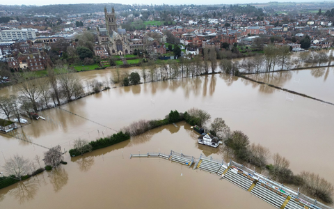 Der Worcestershire Cricket Ground ist nach starken Regenfällen überschwemmt. - Foto: David Davies/PA Wire/dpa