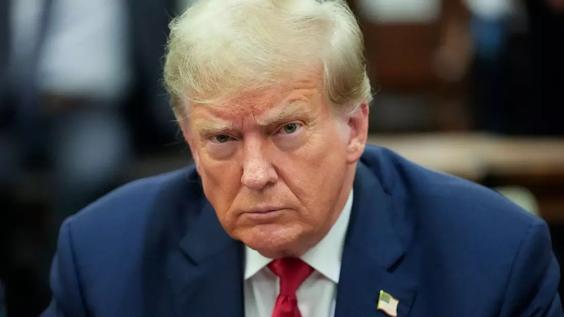 Donald Trump, ehemaliger Präsident der USA, sitzt im Gerichtssaal vom New York Supreme Court. - Bild: Mary Altaffer/POOL AP/dpa