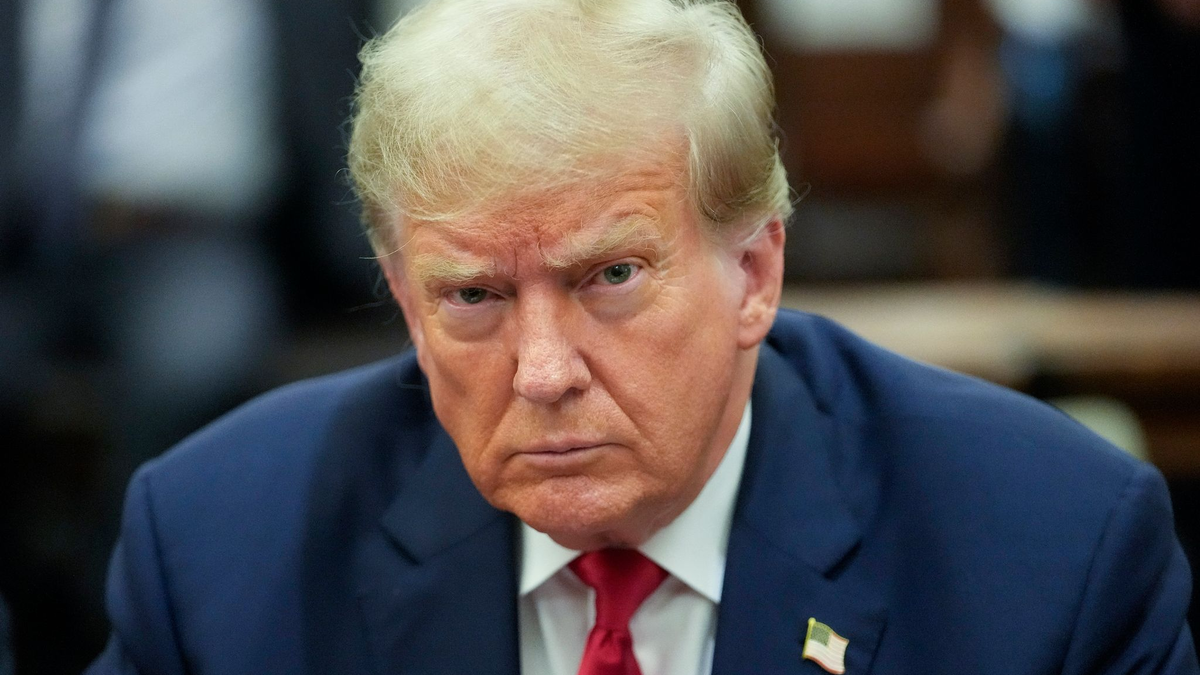 Donald Trump, ehemaliger Präsident der USA, sitzt im Gerichtssaal vom New York Supreme Court. - Foto: Mary Altaffer/POOL AP/dpa