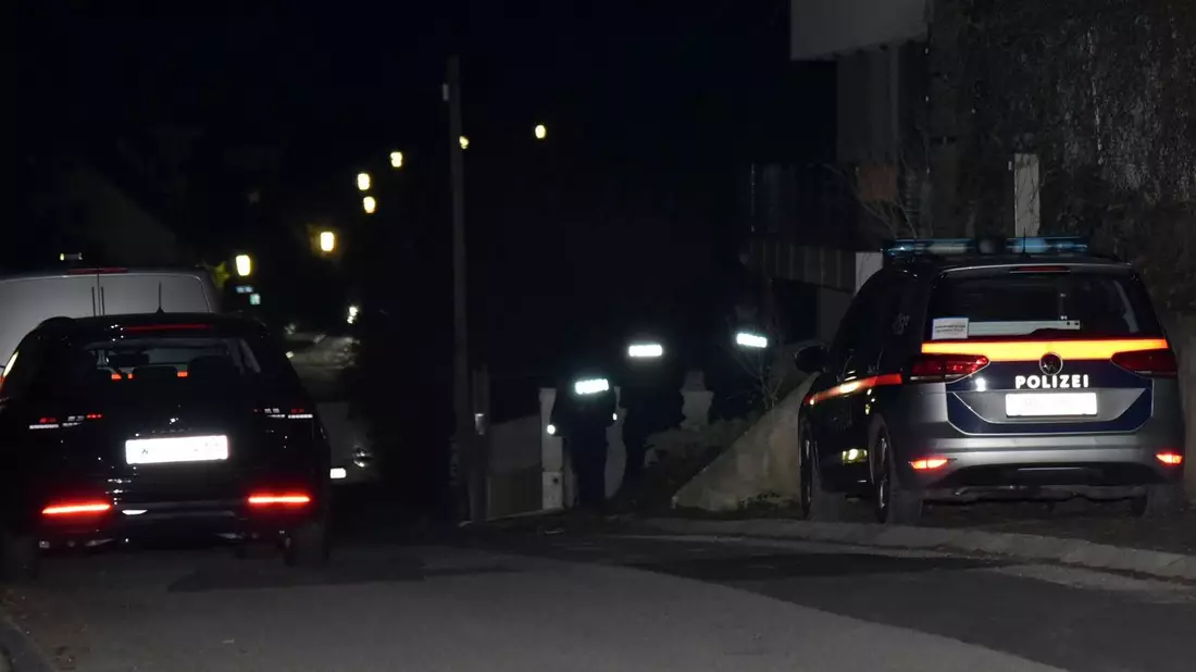 Polizisten stehen auf einer Straße in Österreich. - Bild: Thomas Lenger/Monatsrevue.At/APA/dpa