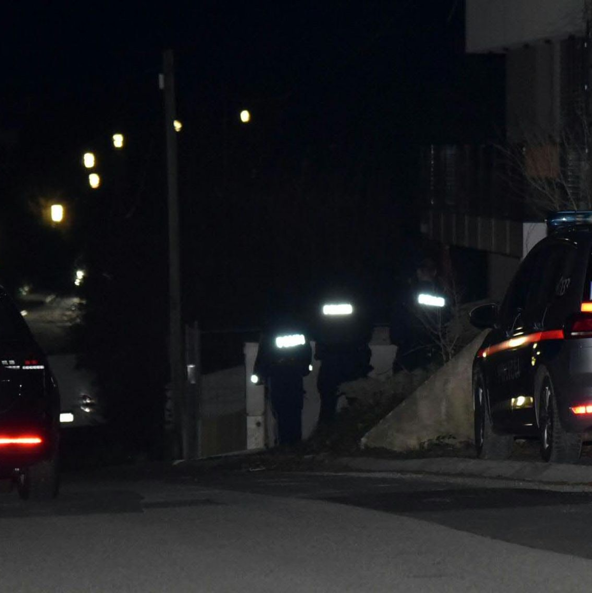 Polizisten stehen auf einer Straße in Österreich. - Foto: Thomas Lenger/Monatsrevue.At/APA/dpa