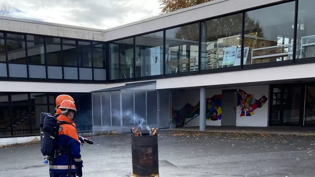FW Beverungen: 24 Stunden im Leben eines Berufsfeuerwehrmannes/Jugendfeuerwehr Beverungen absolviert erfolgreich Berufsfeuerwehrtag - Bild: presseportal.de