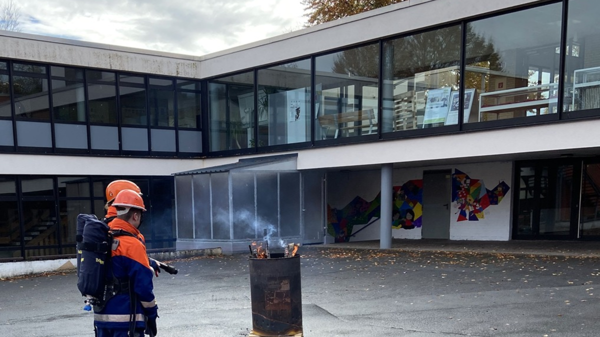 FW Beverungen: 24 Stunden im Leben eines Berufsfeuerwehrmannes/Jugendfeuerwehr Beverungen absolviert erfolgreich Berufsfeuerwehrtag - Foto: presseportal.de