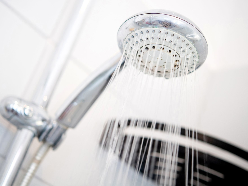 Kälter duschen oder die Heizung runterdrehen? Laut der Bundesnetzagentur muss das nicht mehr sein. - Foto: Hauke-Christian Dittrich/dpa