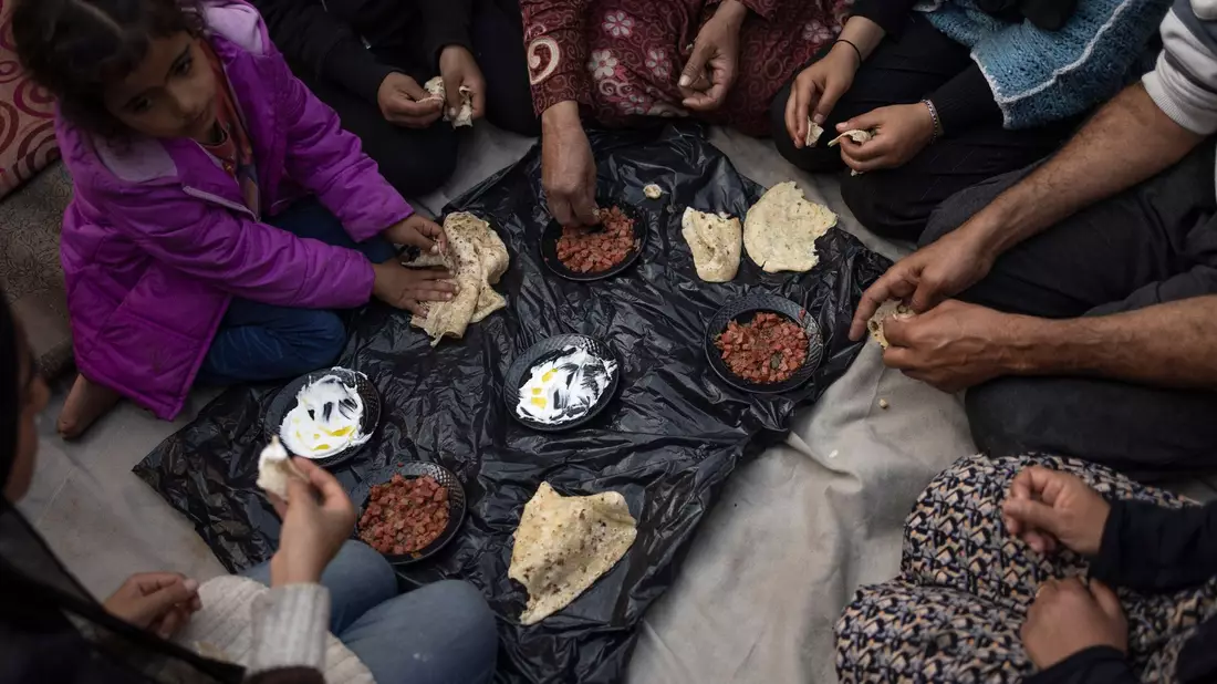 Hilfsorganisationen sprechen von einer drohenden Hungersnot im Gazastreifen. Nach Einschätzung der israelischen Armee gibt es hinlänglich Nahrungsmittel. - Bild: Fatima Shbair/AP