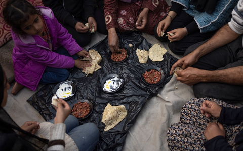 Hilfsorganisationen sprechen von einer drohenden Hungersnot im Gazastreifen. Nach Einschätzung der israelischen Armee gibt es hinlänglich Nahrungsmittel. - Foto: Fatima Shbair/AP