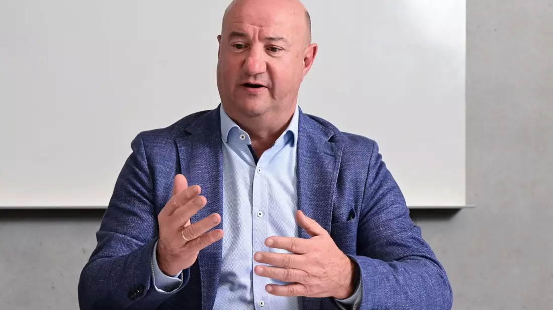 Michael Brecht, Vorsitzender Gesamtbetriebsrat der Daimler Truck AG, hat die Sparziele des Nutzfahrzeugherstellers kritisiert. - Bild: Bernd Weißbrod/dpa