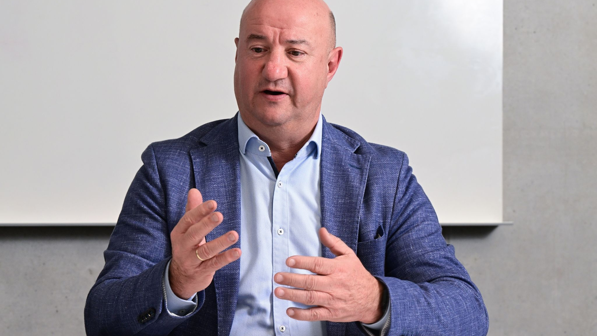 Michael Brecht, Vorsitzender Gesamtbetriebsrat der Daimler Truck AG, hat die Sparziele des Nutzfahrzeugherstellers kritisiert. - Foto: Bernd Weißbrod/dpa