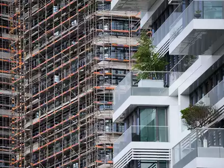 Die Bauzinsen fallen seit Wochen - für Immobilienkäufer mit sehr guter Kreditwürdigkeit sind sie laut einer neuen Studie nun unter die Marke von drei Prozent gesunken. - Foto: Bernd von Jutrczenka/dpa