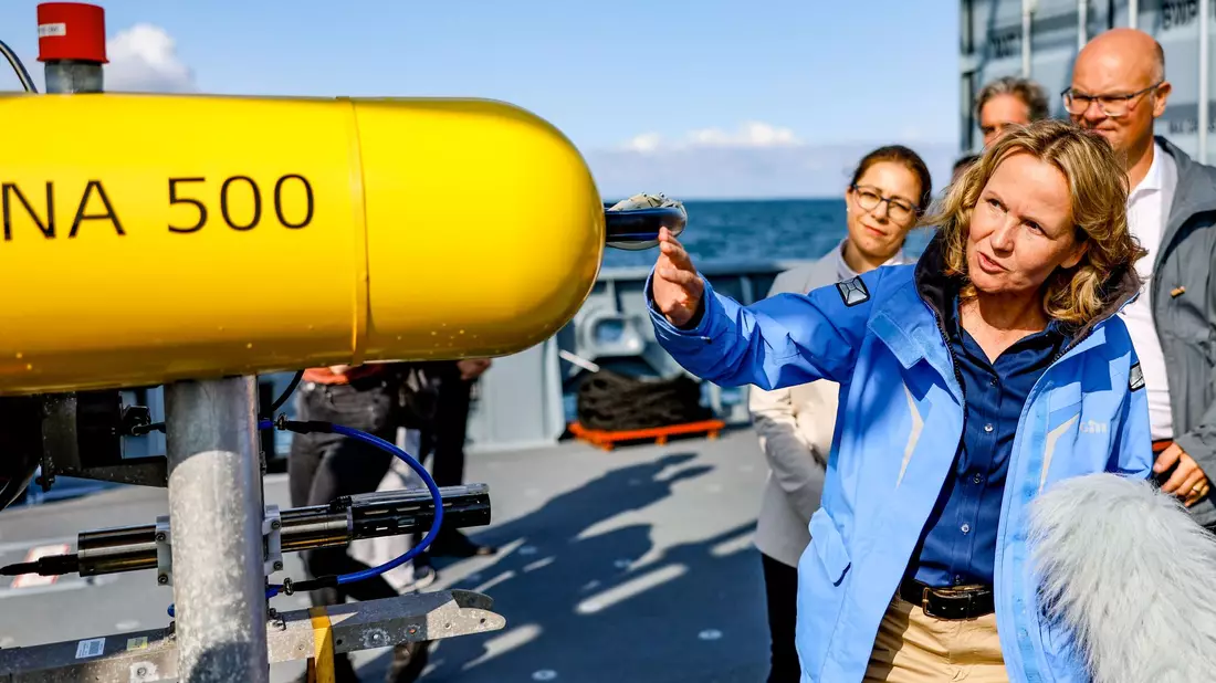 «Rund 1,6 Millionen Tonnen verrostende Munitionsaltlasten in Nordsee und Ostsee bedeuten eine zunehmende Gefahr für Mensch und Umwelt», sagt Bundesumweltministerin Steffi Lemke. - Bild: Axel Heimken/dpa
