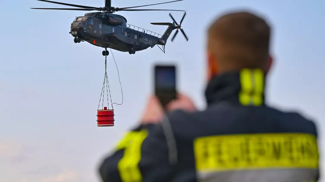 Hubschrauber sind bei Wald- und Flächenbränden unverzichtbar. - Bild: Patrick Pleul/dpa