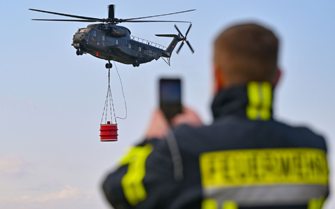 Hubschrauber sind bei Wald- und Flächenbränden unverzichtbar. - Foto: Patrick Pleul/dpa