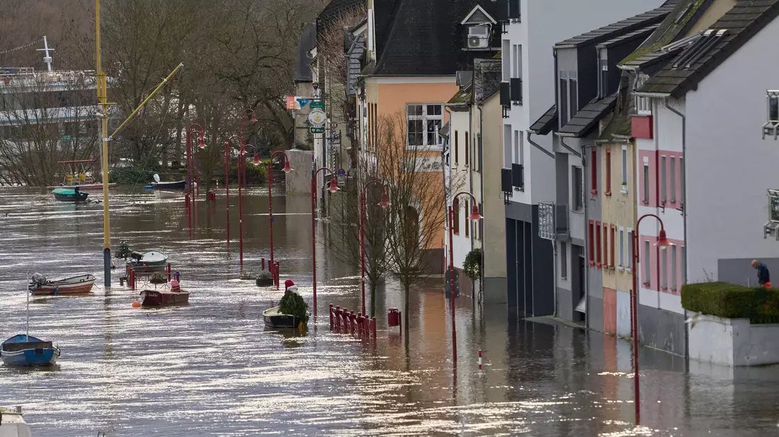 Die Mosel hat die Altstadt von Zell überflutet. - Bild: Thomas Frey/dpa