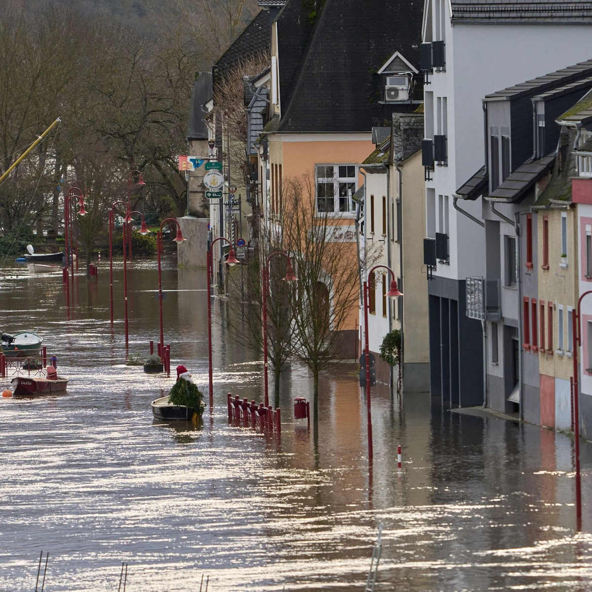 Die Mosel hat die Altstadt von Zell überflutet. - Foto: Thomas Frey/dpa