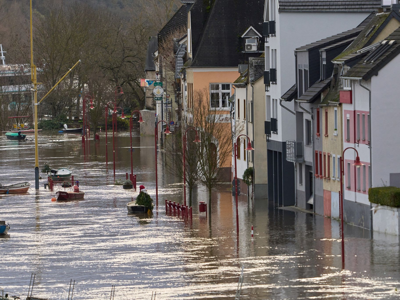 Die Mosel hat die Altstadt von Zell überflutet. - Foto: Thomas Frey/dpa