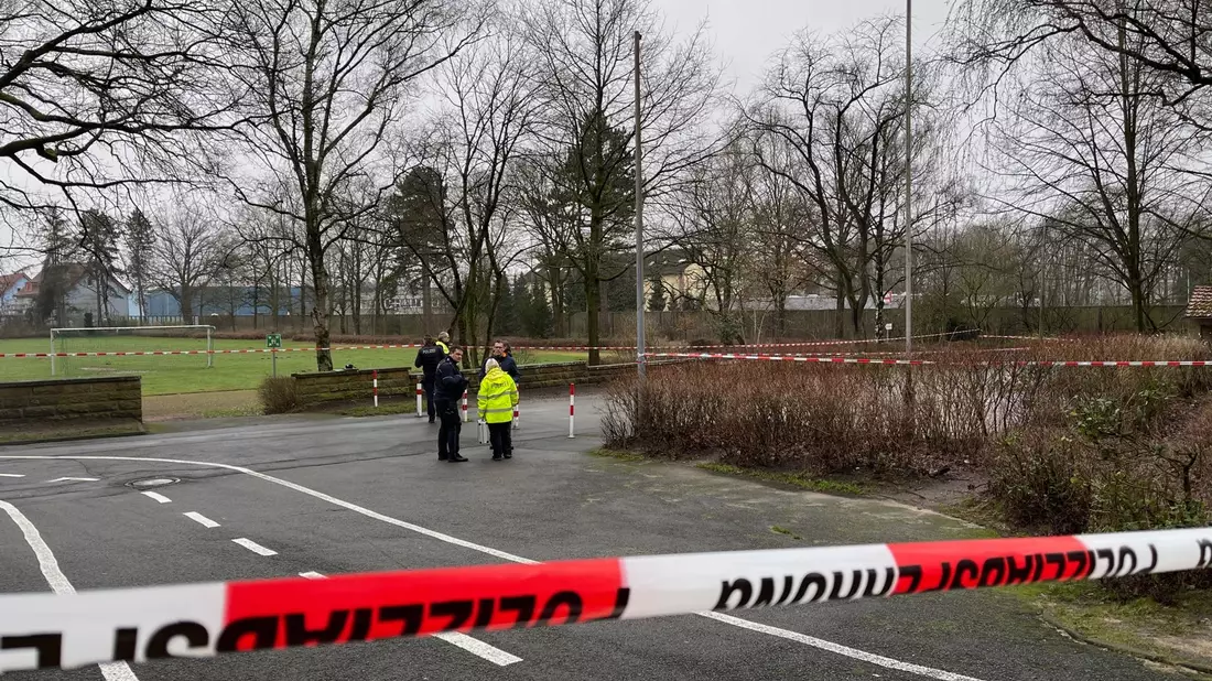 Polizeiabsperrung am Fundort eines Neugeborenen unweit eines Schulgeländes in Bielefeld. - Bild: Christian Müller/Westfalennews/dpa