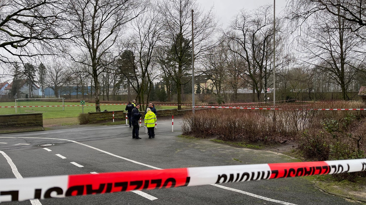 Polizeiabsperrung am Fundort eines Neugeborenen unweit eines Schulgeländes in Bielefeld. - Foto: Christian Müller/Westfalennews/dpa