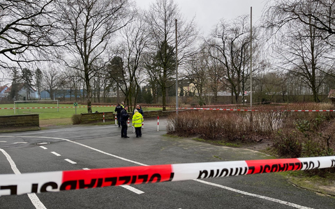 Polizeiabsperrung am Fundort eines Neugeborenen unweit eines Schulgeländes in Bielefeld. - Foto: Christian Müller/Westfalennews/dpa Polizeiabsperrung am Fundort eines Neugeborenen unweit eines Schulgeländes in Bielefeld. - Foto: Christian Müller/Westfalennews/dpa
