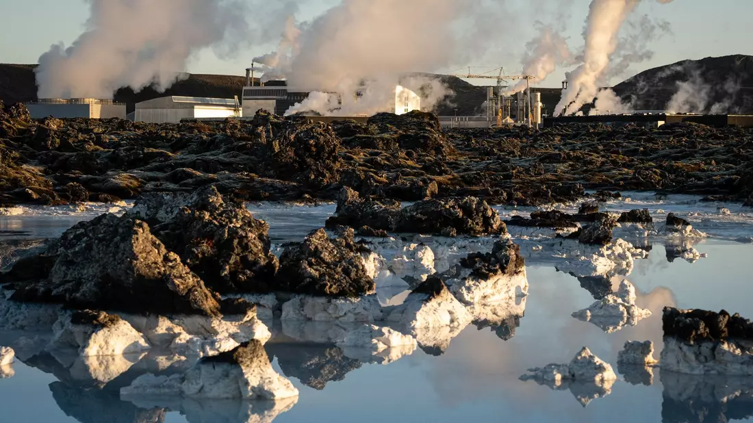 Neben der Blauen Lagune steigt im November 2023 Dampf vom geothermischen Kraftwerk Grindavik auf. - Bild: Raul Moreno/SOPA Images via ZUMA Press Wire/dpa