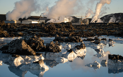 Neben der Blauen Lagune steigt im November 2023 Dampf vom geothermischen Kraftwerk Grindavik auf. - Foto: Raul Moreno/SOPA Images via ZUMA Press Wire/dpa