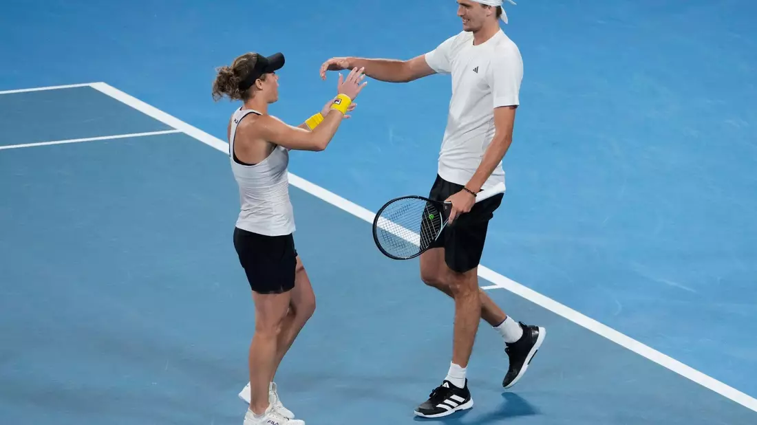 Alexander Zverev und Laura Siegmund jubeln nach dem Sieg. - Bild: Mark Baker/AP/dpa