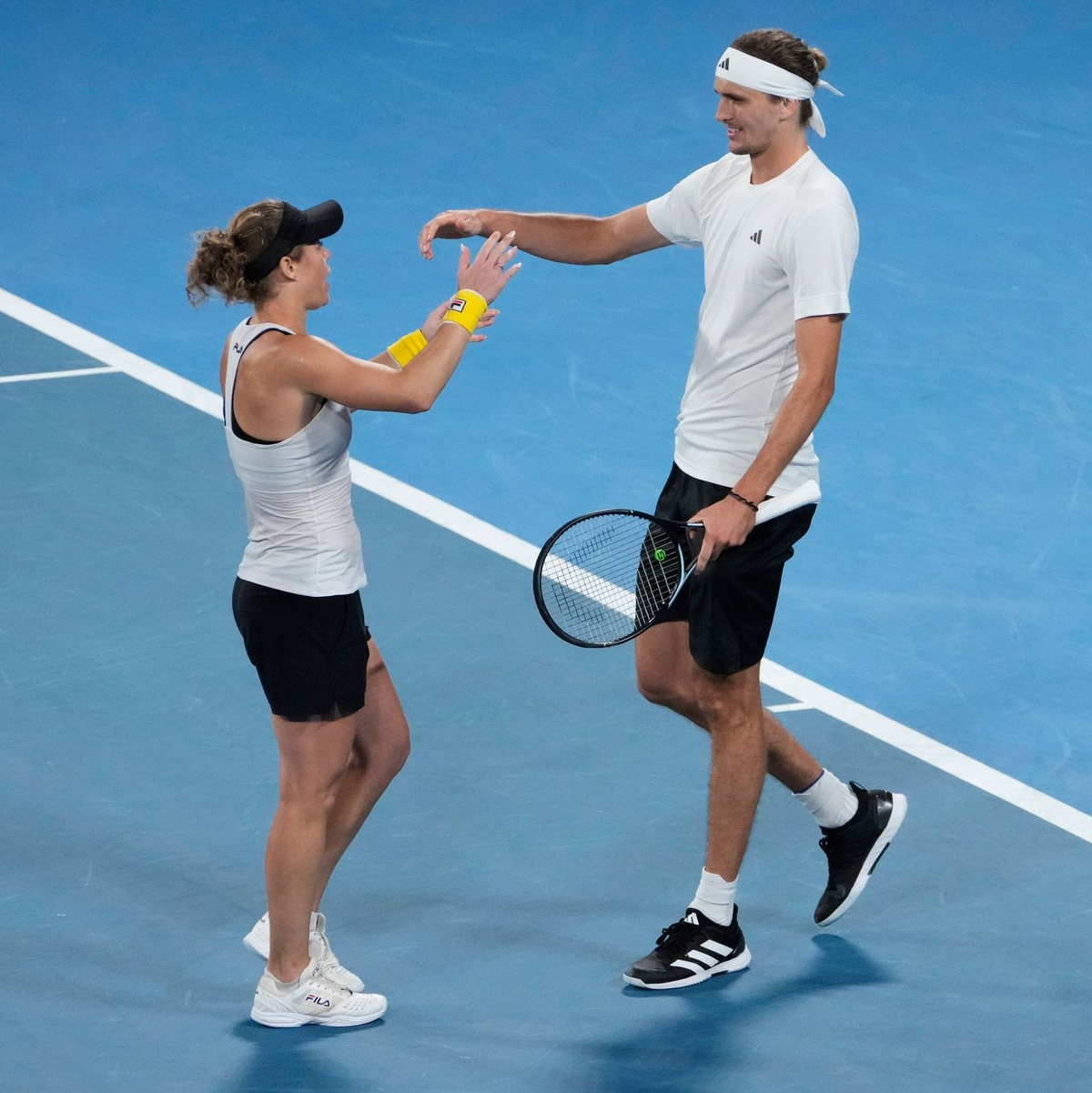 Alexander Zverev und Laura Siegmund jubeln nach dem Sieg. - Foto: Mark Baker/AP/dpa