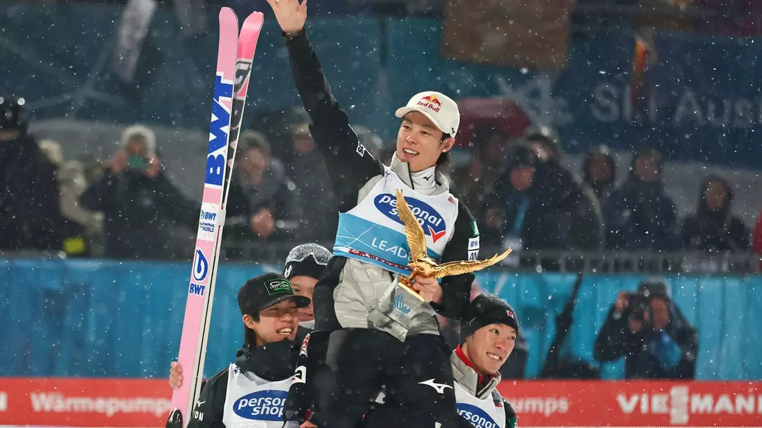 Der Japaner Ryoyu Kobayashi wird von seinen Mannschaftskameraden auf den Schultern getragen. - Bild: Daniel Karmann/dpa