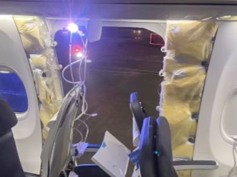 «Das war noch nicht mal der Notausgang»: Der Schaden an der Boeing 737-9 Max von Alaska Airlines. - Foto: The Oregonian/AP/dpa